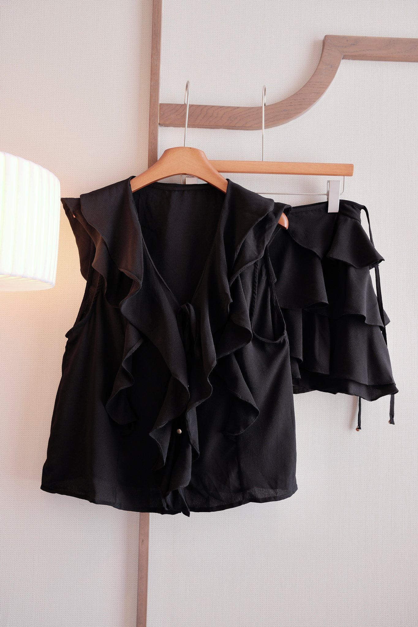 title: Set Áo Cổ V Viền Bèo Tay Sát Nách & Chân Váy Tầng - Phong Cách Đi Chơi Thanh Lịch - Ảnh 8