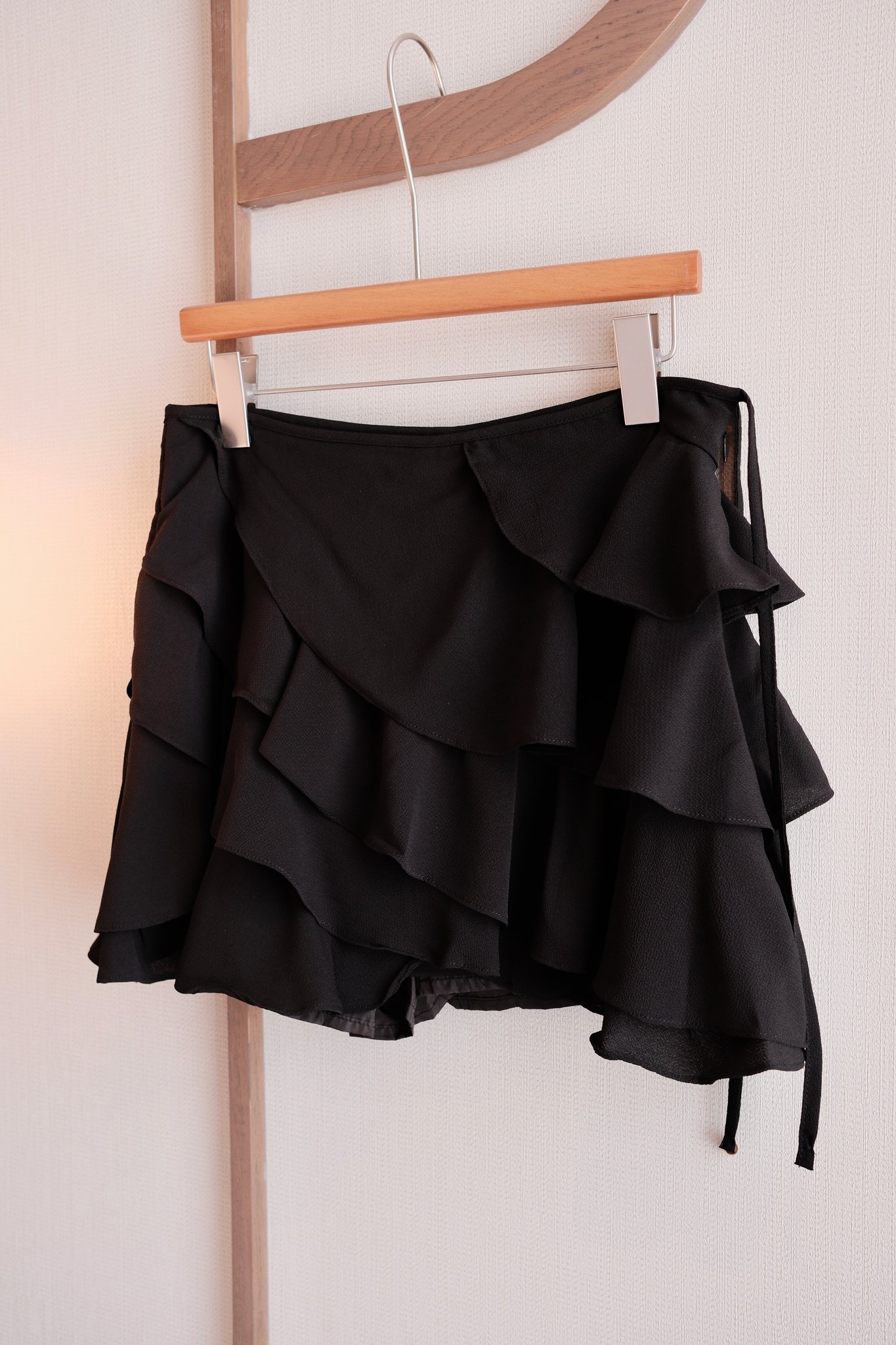 title: Set Áo Cổ V Viền Bèo Tay Sát Nách & Chân Váy Tầng - Phong Cách Đi Chơi Thanh Lịch - Ảnh 4