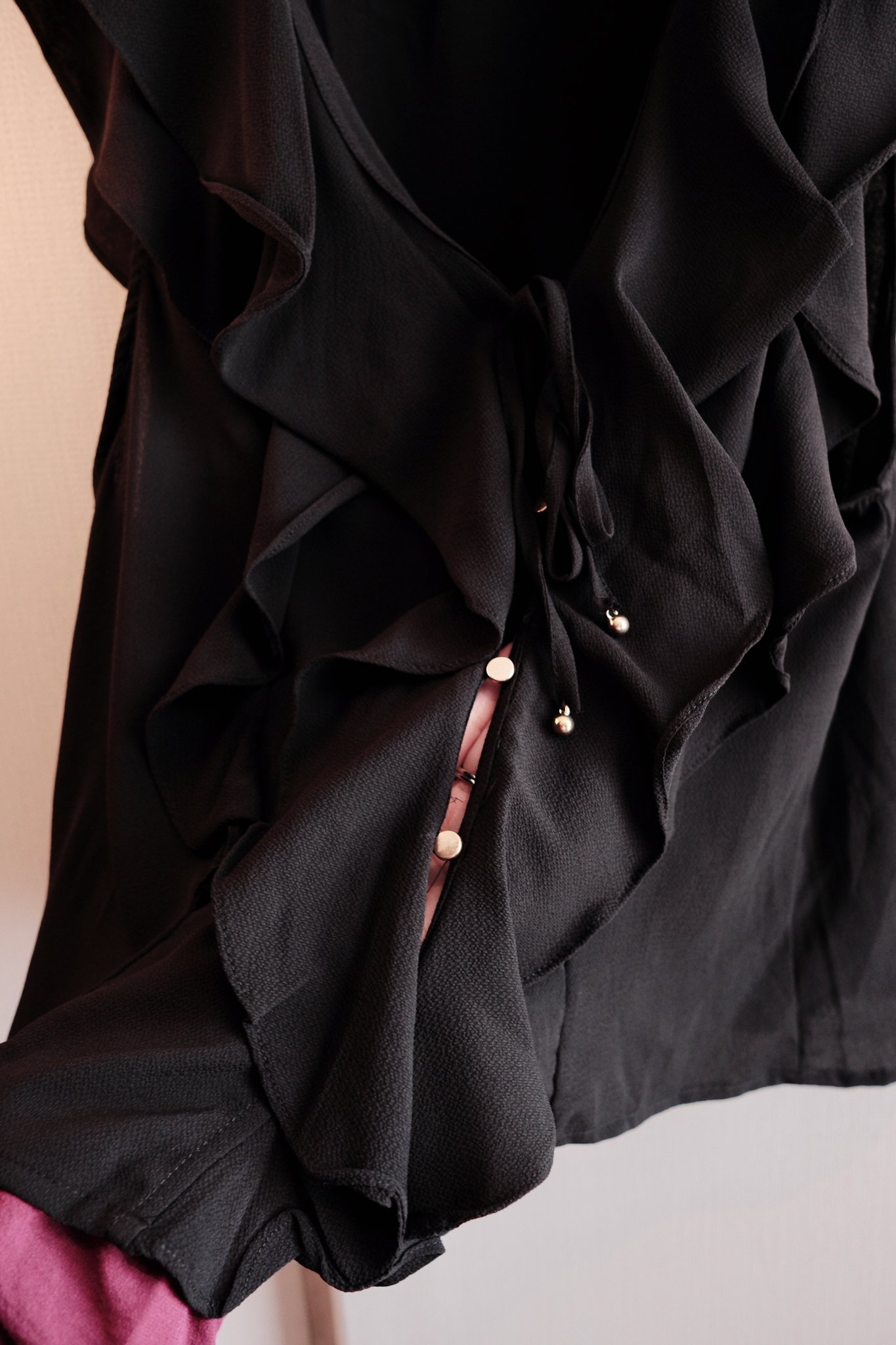 title: Set Áo Cổ V Viền Bèo Tay Sát Nách & Chân Váy Tầng - Phong Cách Đi Chơi Thanh Lịch - Ảnh 6