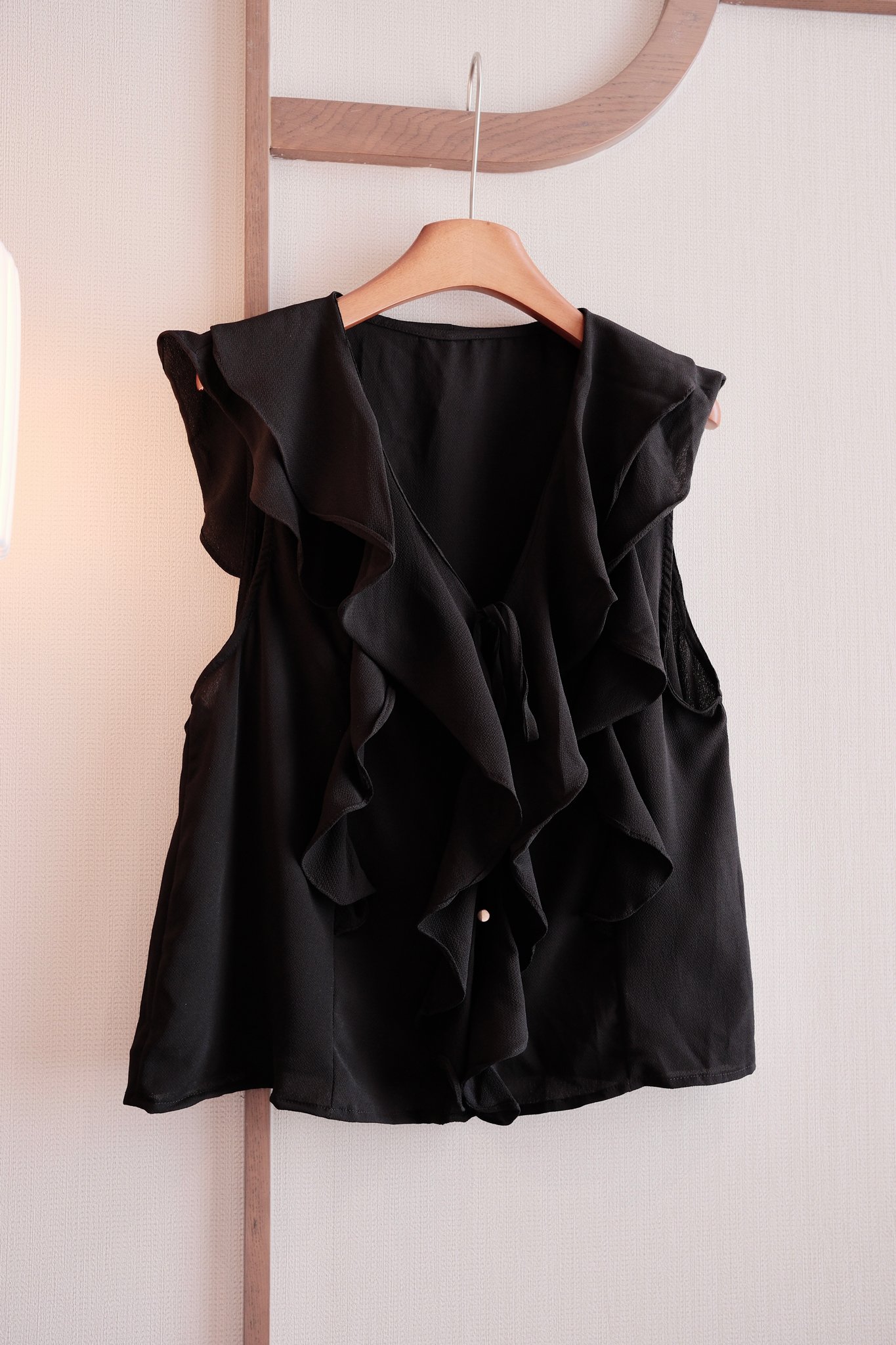 title: Set Áo Cổ V Viền Bèo Tay Sát Nách & Chân Váy Tầng - Phong Cách Đi Chơi Thanh Lịch - Ảnh 7