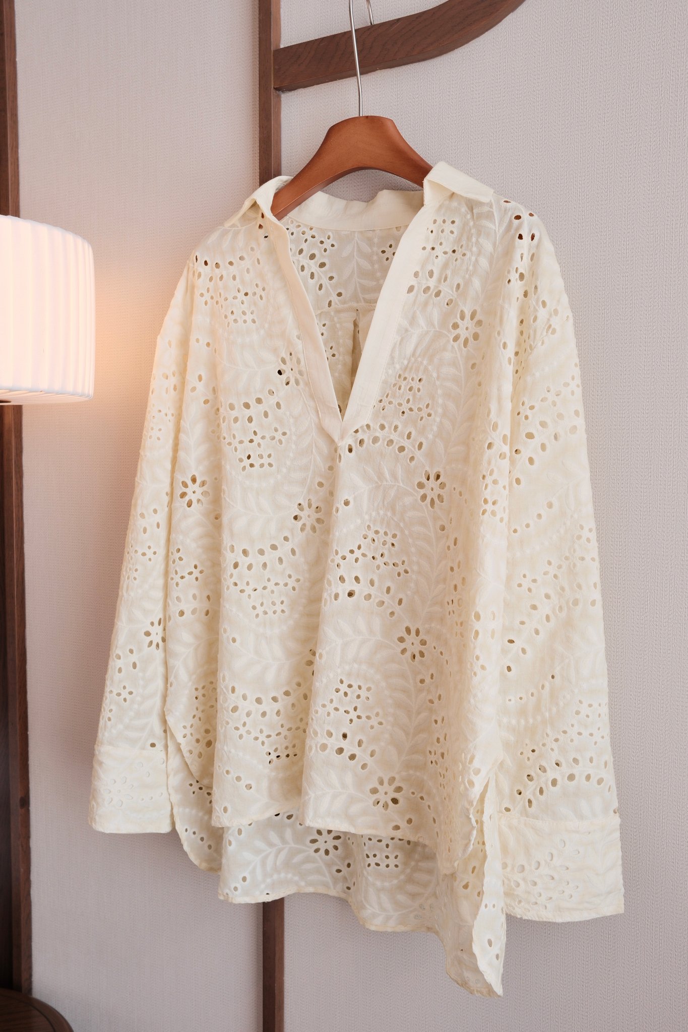 Set Áo Sơ Mi Đục Lỗ Tay Dài & Quần Short Nữ Thêu Họa Tiết - Phong Cách Du Lịch Thanh Lịch, Thoải Mái Cao Cấp - Ảnh 5