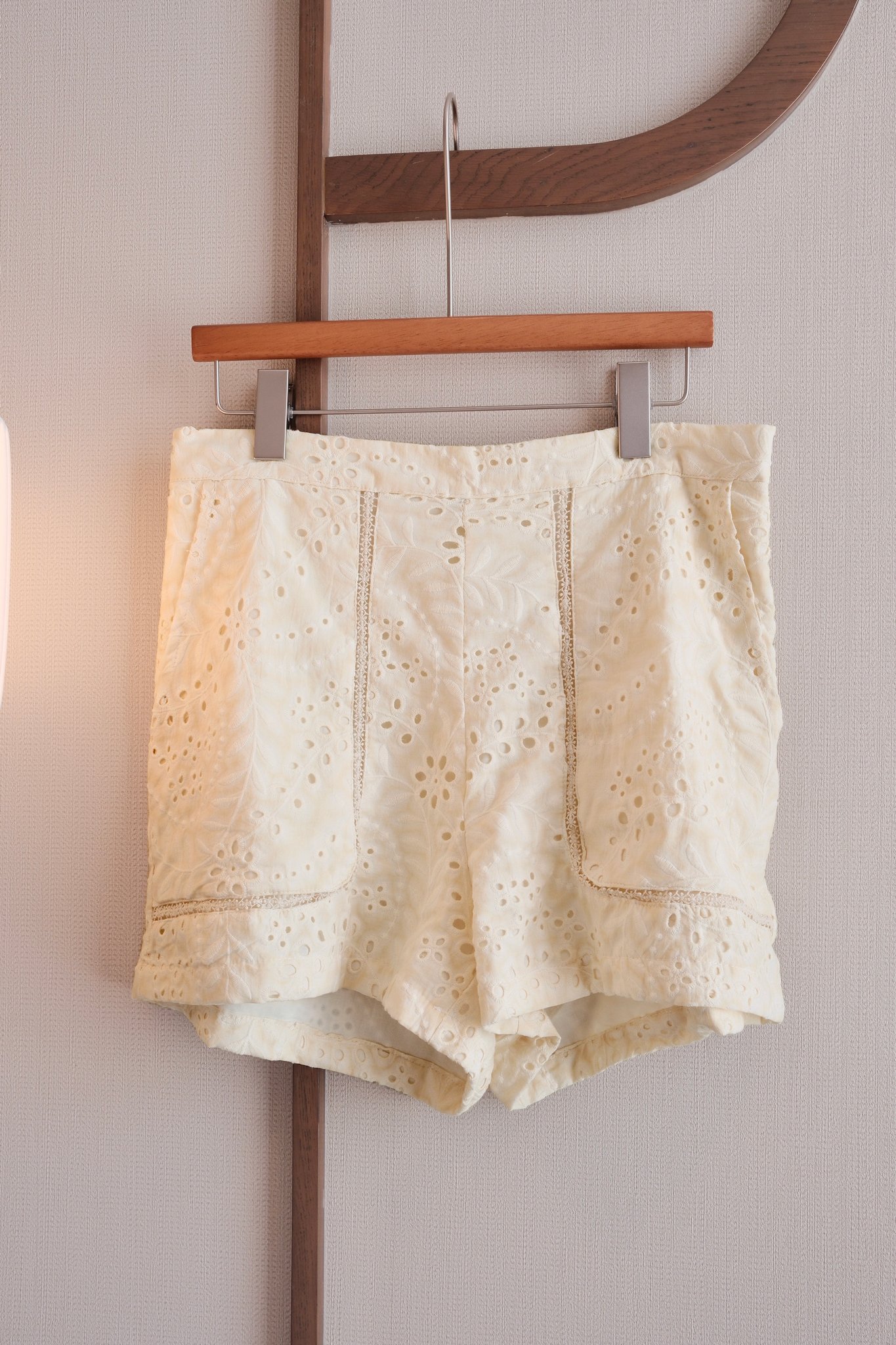 Set Áo Sơ Mi Đục Lỗ Tay Dài & Quần Short Nữ Thêu Họa Tiết - Phong Cách Du Lịch Thanh Lịch, Thoải Mái Cao Cấp - Ảnh 3