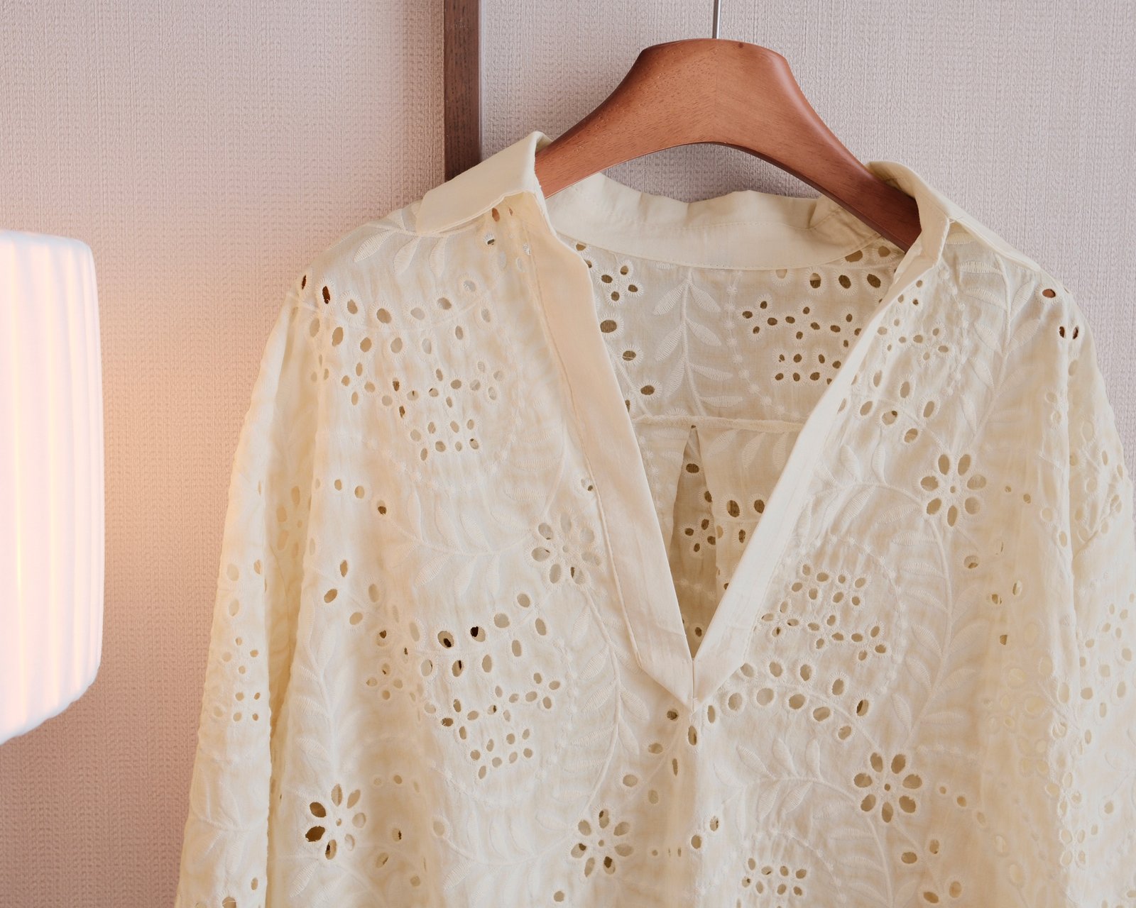 Set Áo Sơ Mi Đục Lỗ Tay Dài & Quần Short Nữ Thêu Họa Tiết - Phong Cách Du Lịch Thanh Lịch, Thoải Mái Cao Cấp - Ảnh 4