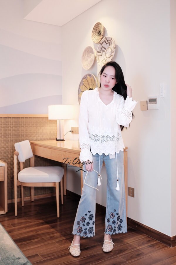 Áo Blouse Nữ Thêu Hoa Cổ V Dây Buộc Tay Dài Phối Ren Bo Chun Phong Cách Boho Thanh Lịch