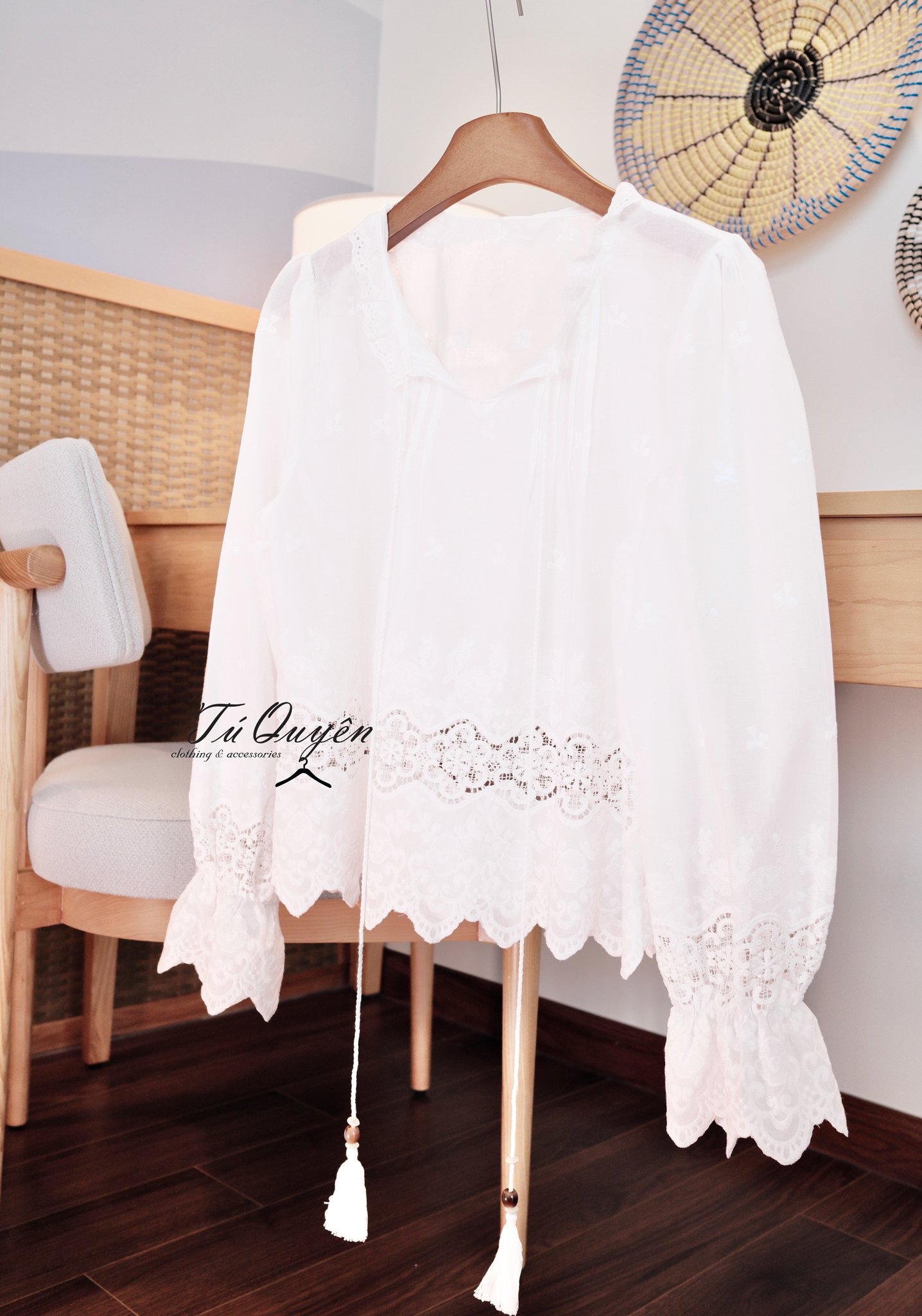 Áo Blouse Nữ Thêu Hoa Cổ V Dây Buộc Tay Dài Phối Ren Bo Chun Phong Cách Boho Thanh Lịch - Ảnh 4