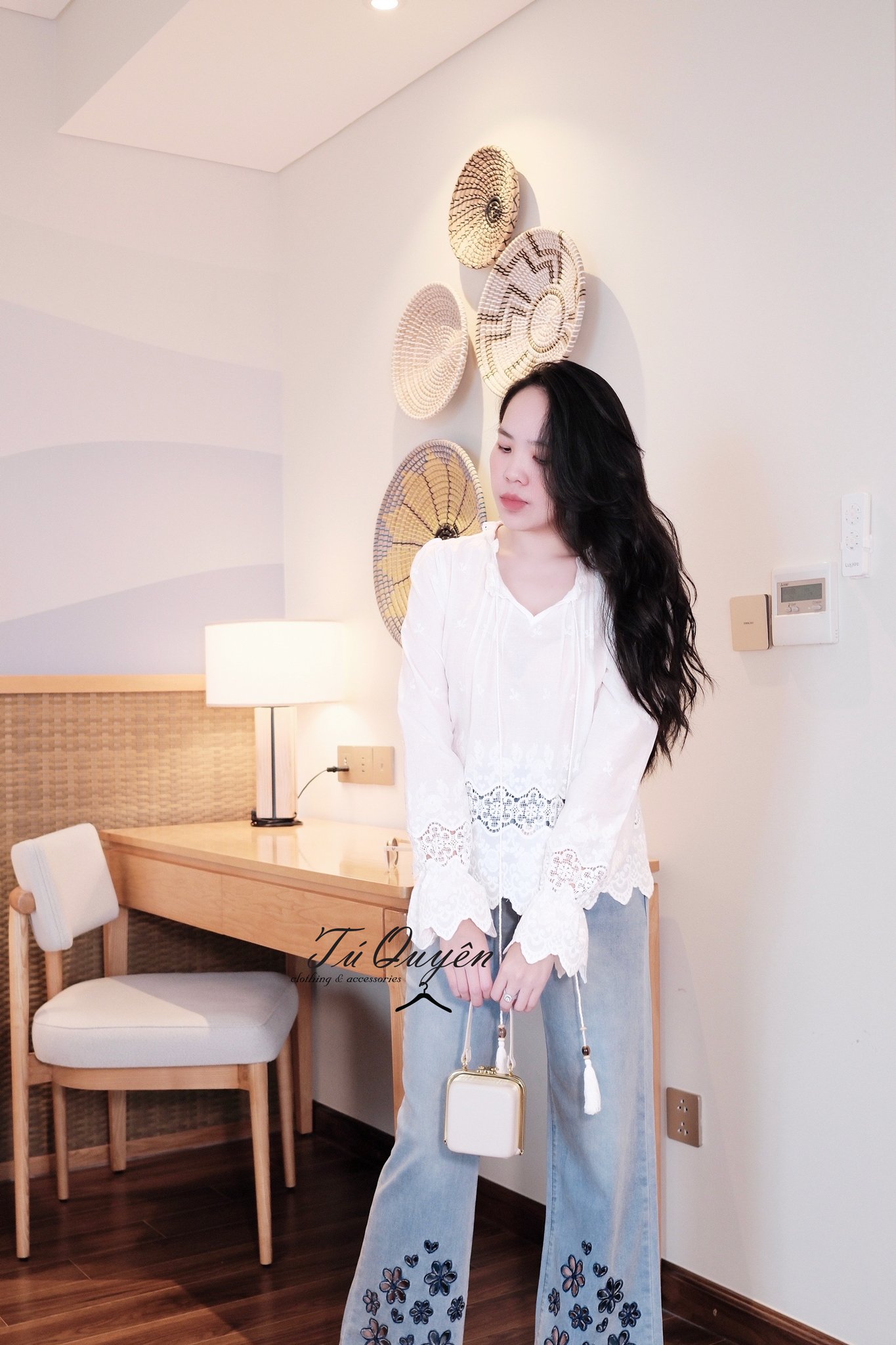 Áo Blouse Nữ Thêu Hoa Cổ V Dây Buộc Tay Dài Phối Ren Bo Chun Phong Cách Boho Thanh Lịch - Ảnh 2