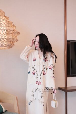 Váy Maxi Cổ V Cột Nơ Thêu Hoa Tay Dài Xẻ Tà Dáng Rộng – Thời Trang Thanh Lịch, Bay Bổng Cho Du Lịch & Đi Chơi