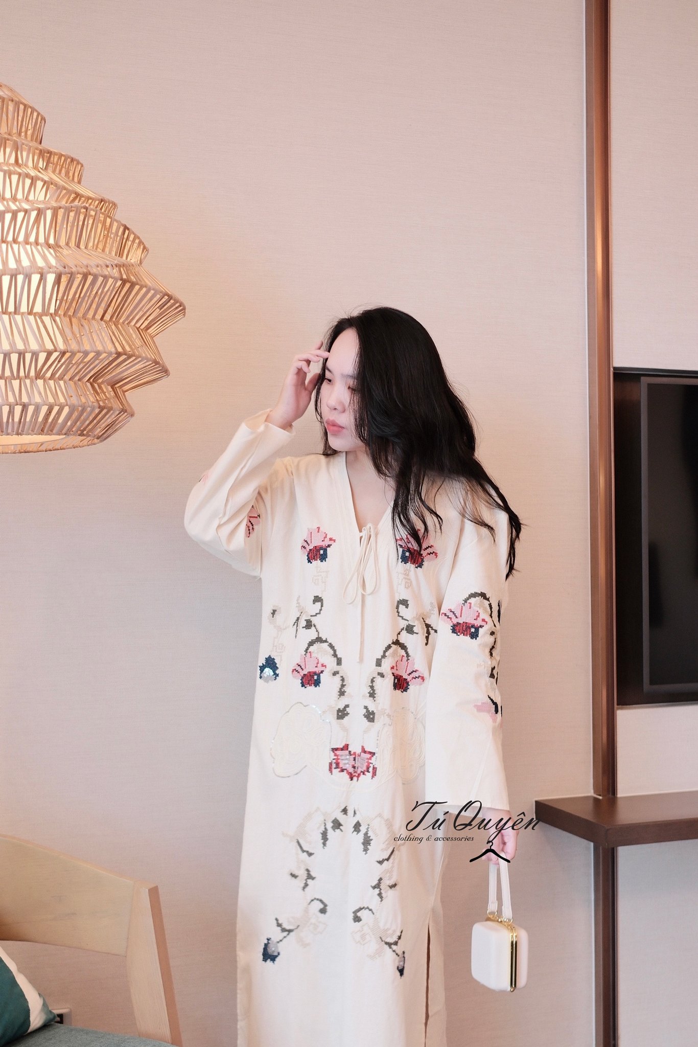Váy Maxi Cổ V Cột Nơ Thêu Hoa Tay Dài Xẻ Tà Dáng Rộng – Thời Trang Thanh Lịch, Bay Bổng Cho Du Lịch & Đi Chơi