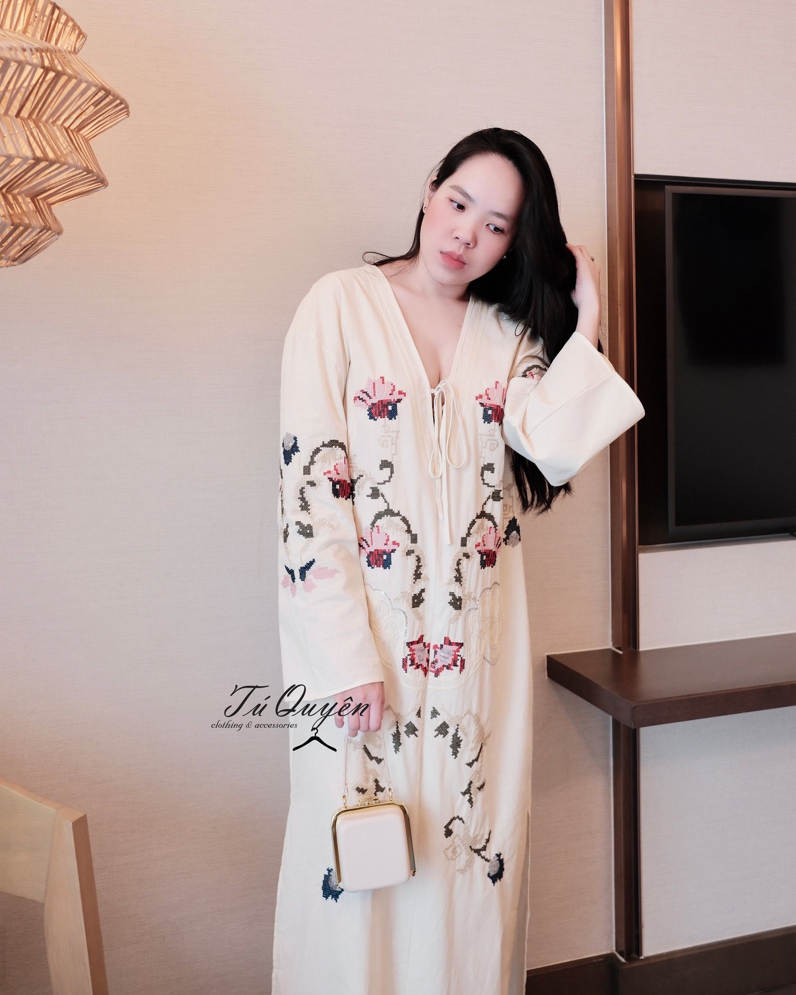 Váy Maxi Cổ V Cột Nơ Thêu Hoa Tay Dài Xẻ Tà Dáng Rộng – Thời Trang Thanh Lịch, Bay Bổng Cho Du Lịch & Đi Chơi - Ảnh 2