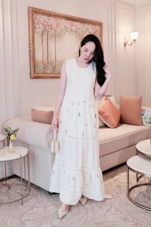 Váy Maxi Cổ Tròn Sát Nách Thêu Hoa Nhí Xếp Tầng Viền Ren Thanh Lịch – Chất Thô Mềm Thoáng Mát Cho Nàng Đi Chơi Du Lịch
