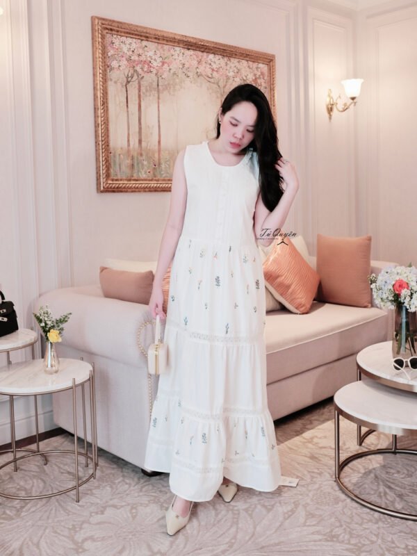 Váy Maxi Cổ Tròn Sát Nách Thêu Hoa Nhí Xếp Tầng Viền Ren Thanh Lịch – Chất Thô Mềm Thoáng Mát Cho Nàng Đi Chơi Du Lịch