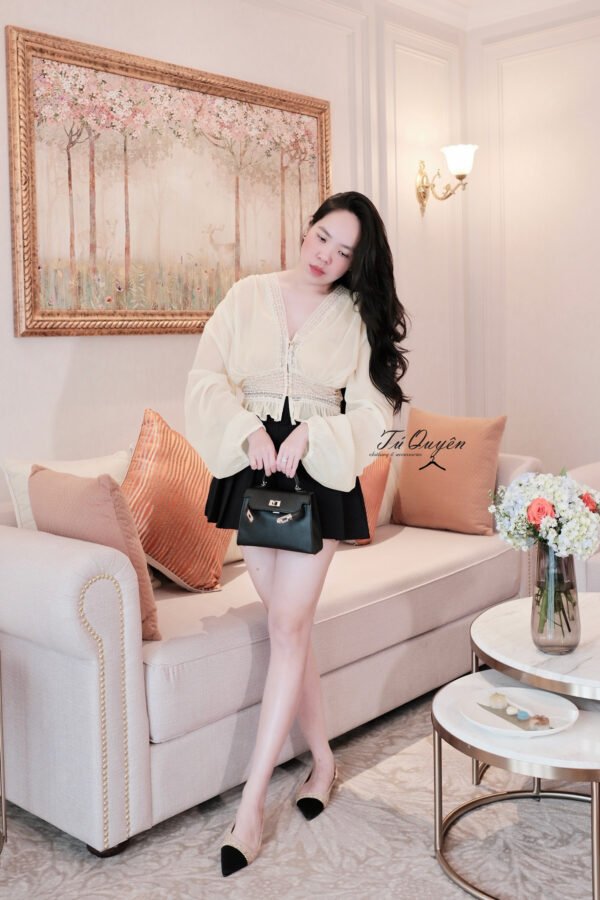 Áo Croptop Cổ V Viền Ren Thanh Lịch | Tay Dài Voan Mềm Mại Bo Chun | Thời Trang Nữ Hiện Đại Đi Chơi