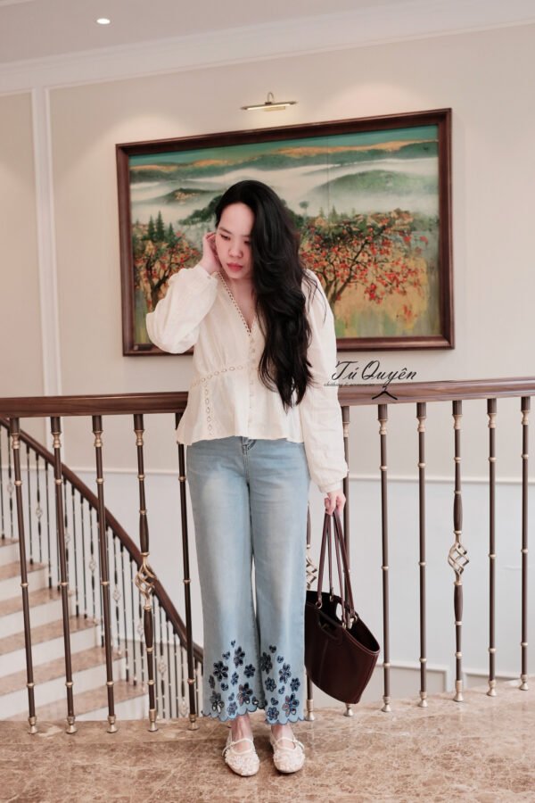 Áo Kiểu Thô Cổ V Viền Ren Nút Tay Dài & Quần Jeans Ống Rộng Thêu Hoa – Set Đồ Nữ Thanh Lịch Hiện Đại