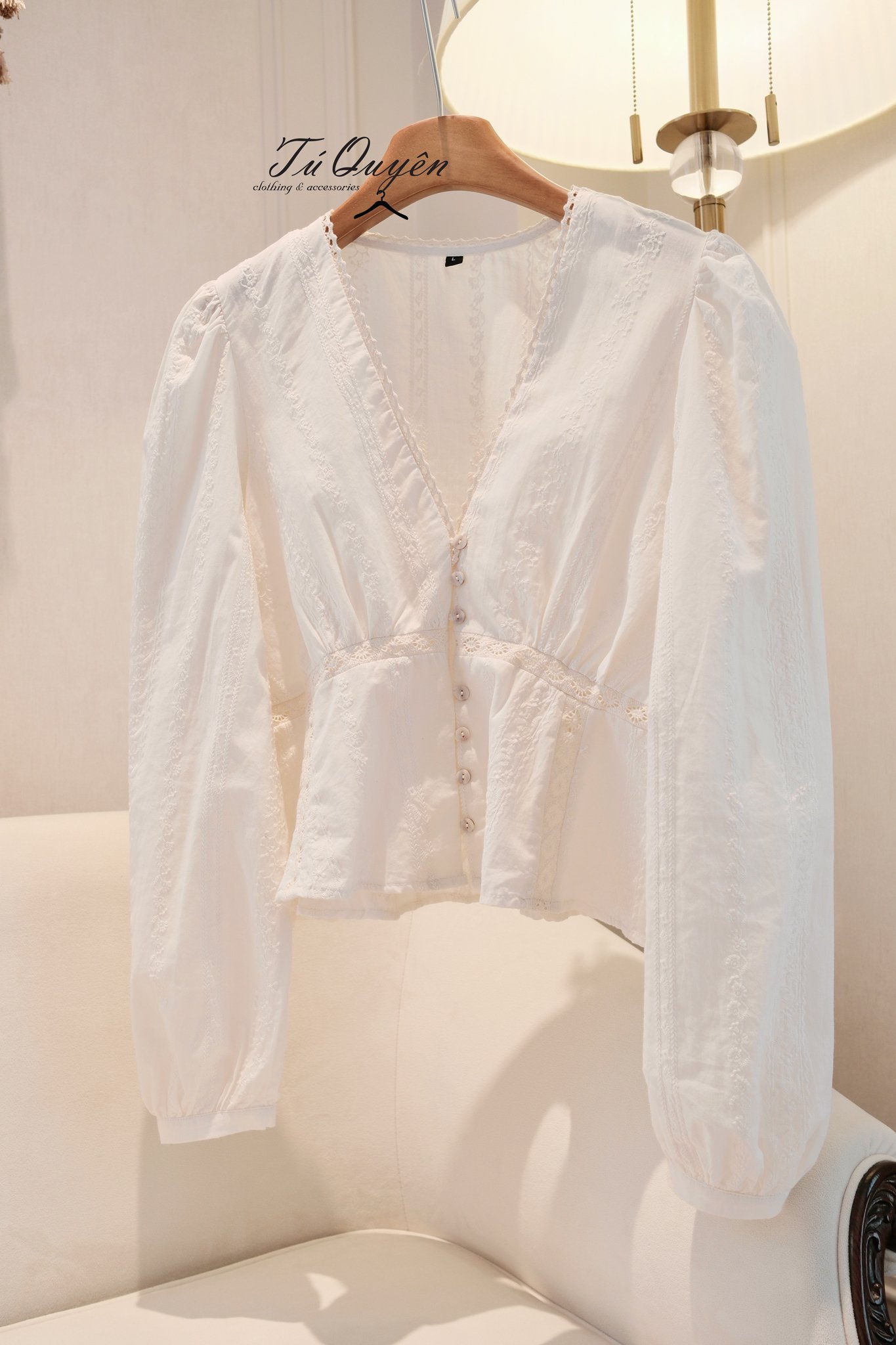 Áo Kiểu Thô Cổ V Viền Ren Nút Tay Dài & Quần Jeans Ống Rộng Thêu Hoa – Set Đồ Nữ Thanh Lịch Hiện Đại - Ảnh 2