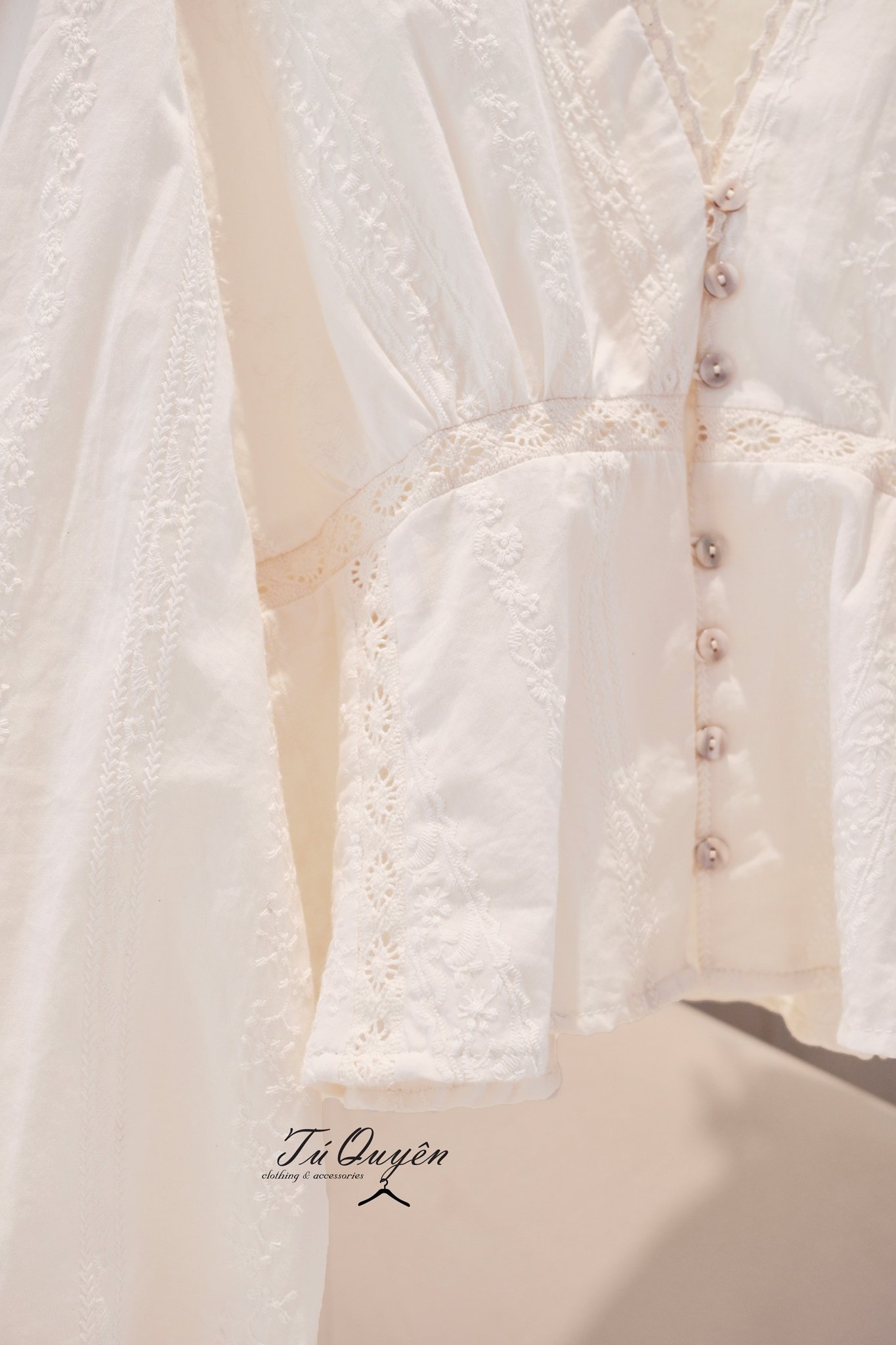 Áo Kiểu Thô Cổ V Viền Ren Nút Tay Dài & Quần Jeans Ống Rộng Thêu Hoa – Set Đồ Nữ Thanh Lịch Hiện Đại - Ảnh 4