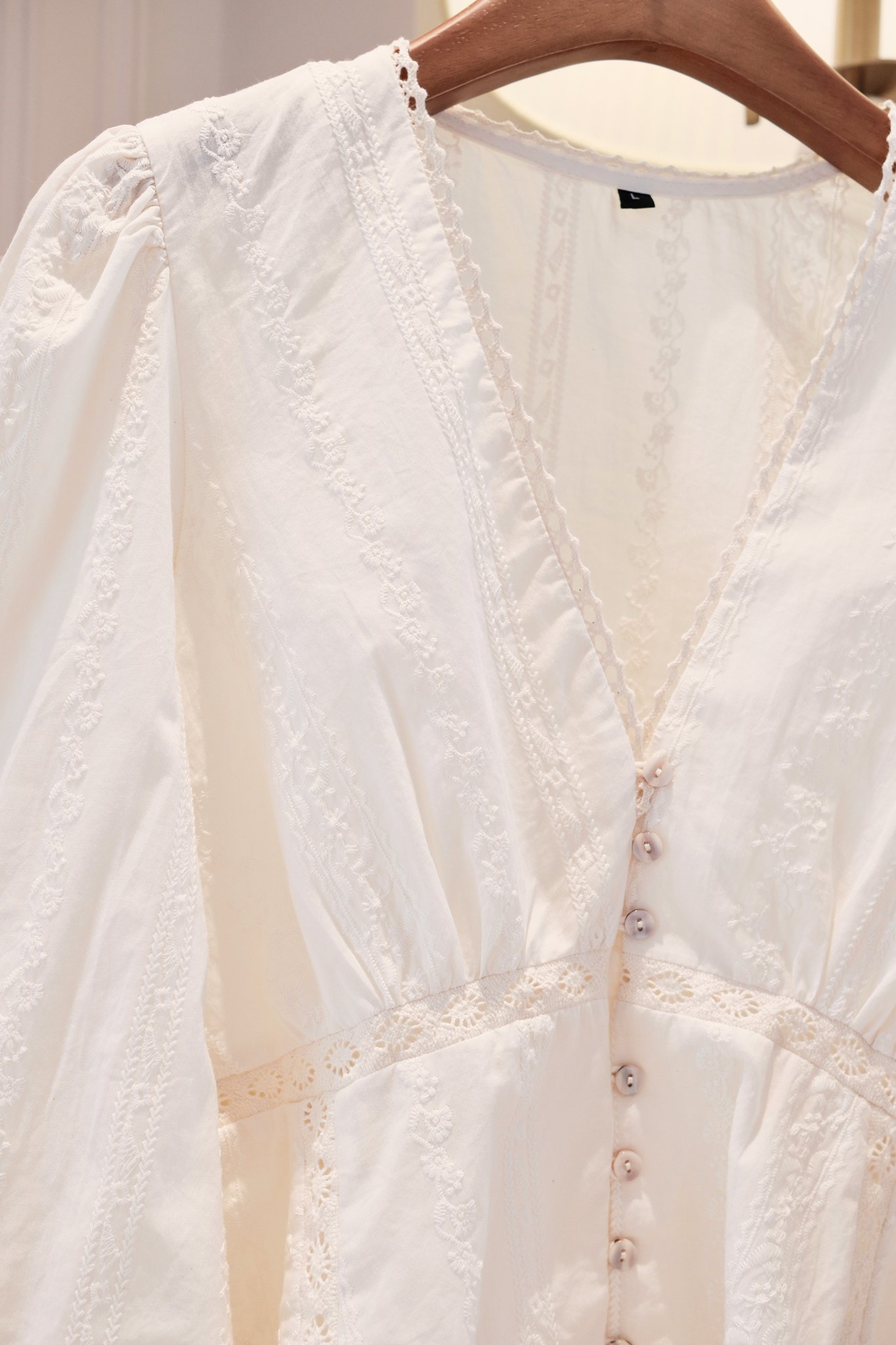 Áo Kiểu Thô Cổ V Viền Ren Nút Tay Dài & Quần Jeans Ống Rộng Thêu Hoa – Set Đồ Nữ Thanh Lịch Hiện Đại - Ảnh 3