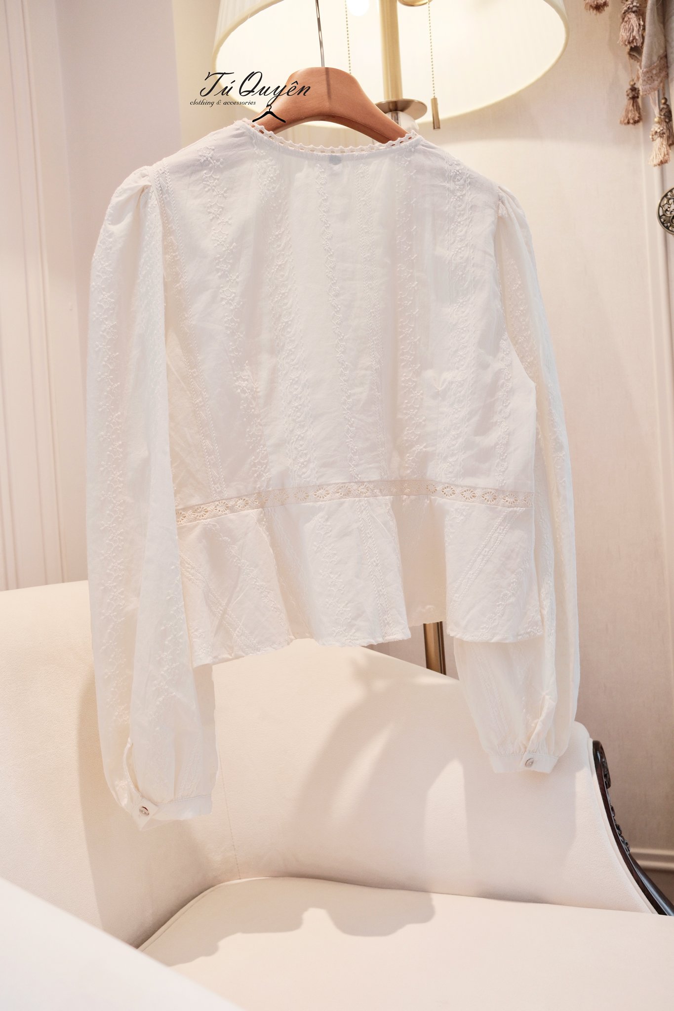 Áo Kiểu Thô Cổ V Viền Ren Nút Tay Dài & Quần Jeans Ống Rộng Thêu Hoa – Set Đồ Nữ Thanh Lịch Hiện Đại - Ảnh 5