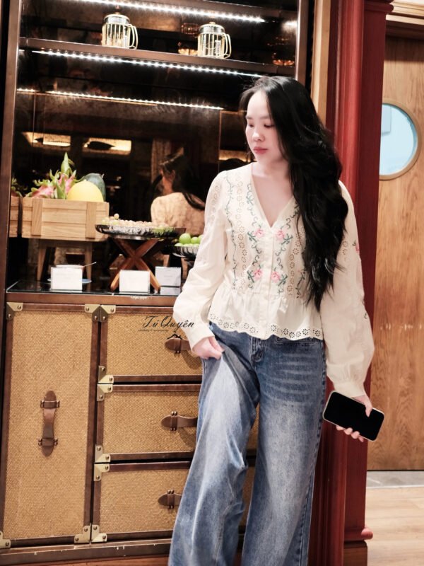 Áo Kiểu Nữ Cổ V Thêu Hoa Tay Dài Dáng Croptop Thời Trang - Phong Cách Thanh Lịch, Nữ Tính Cho Mọi Dịp