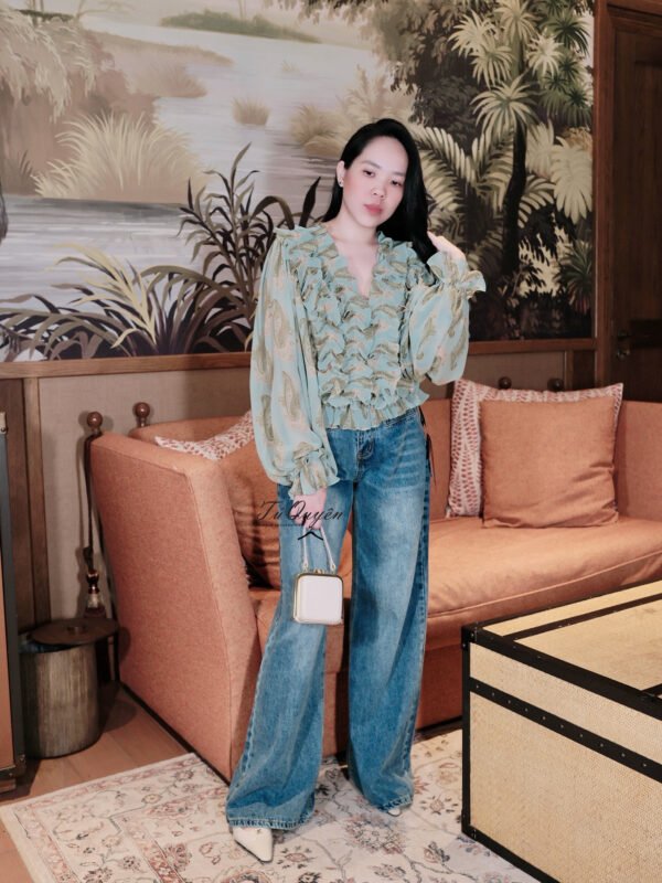 Áo Sơ Mi Voan Nữ Cổ V Bèo Nhún Eo Chun Tay Dài Bo Thanh Lịch - Thời Trang Đi Chơi, Du Lịch Họa Tiết Trừu Tượng
