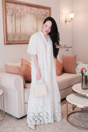 Váy Maxi Cổ Trụ Tay Phồng Nút Dọc, Thêu Hoa/Ren Tinh Xảo – Thanh Lịch, Bay Bổng Cho Mọi Chuyến Đi