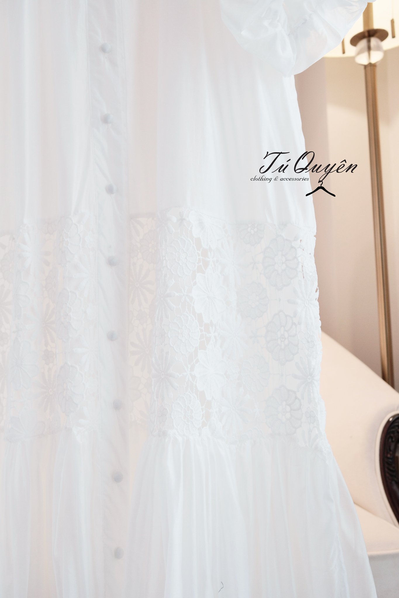 Váy Maxi Cổ Trụ Tay Phồng Nút Dọc, Thêu Hoa/Ren Tinh Xảo – Thanh Lịch, Bay Bổng Cho Mọi Chuyến Đi - Ảnh 3